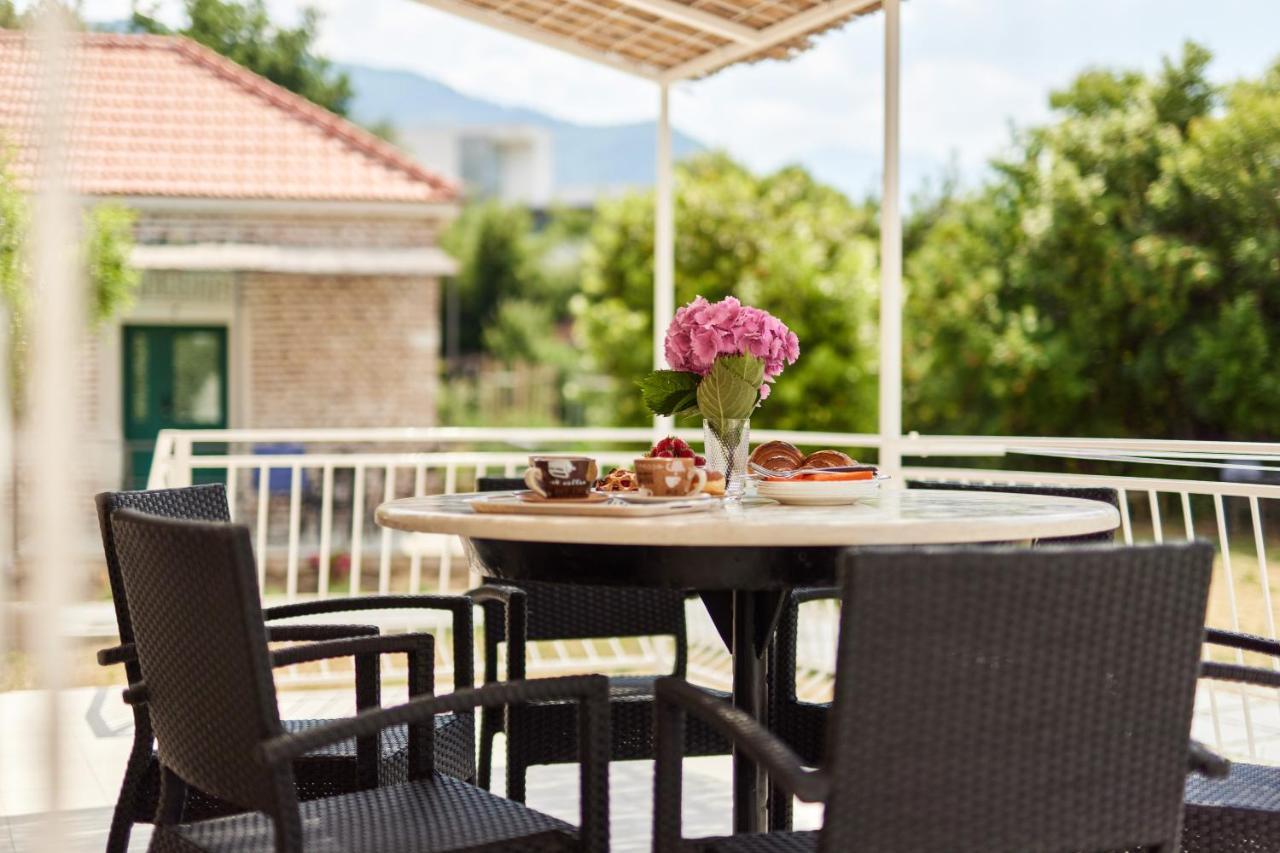Waikiki Beach House Villa Tivat Exterior photo
