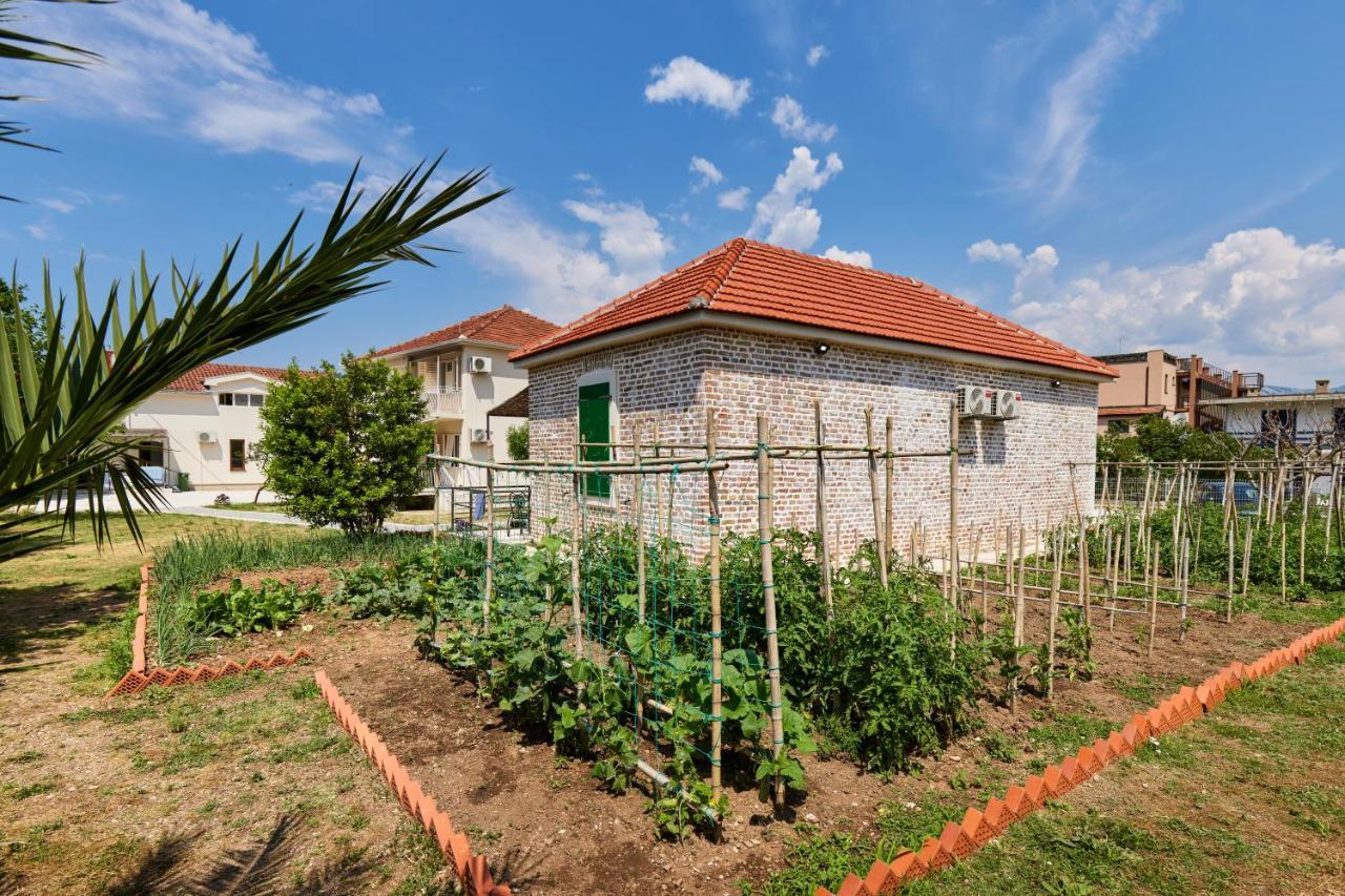 Waikiki Beach House Villa Tivat Exterior photo